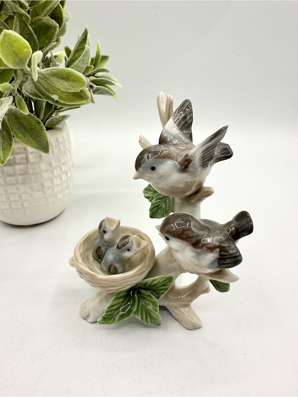 2 Grey Sparrows with Bird babies in nest, Porcelain Figurine - Picture 9 of 9